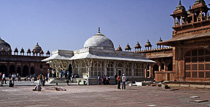 [ photo: Dargah of Hazrat Selim Chishti,inside the mosque complex at Fatehpur Sikri, Uttar Pradesh, India, February 2010 (img 275-32) ]