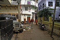 [ photo: Kashi Streets, near Assi Ghat, Organic Cafe and Garbage, Varanasi, Uttar Pradesh, India, February 2010 (img 194-049) ]