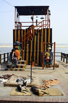 [ photo: Kashi, Harishchandra Ghat, Cremation Shrine, Varanasi, Uttar Pradesh, India, February 2010 (img 196-016) ]