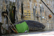 [ photo: Kashi, Rana Mahala Ghat, Rowboat and Green Cloth, Varanasi, Uttar Pradesh, India, February 2010 (img 196-087) ]