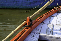 [ photo: Kashi, Ganga Boatride, Rowboat Oar Detail, Varanasi, Uttar Pradesh, India, February 2010  (img 198-012) ]