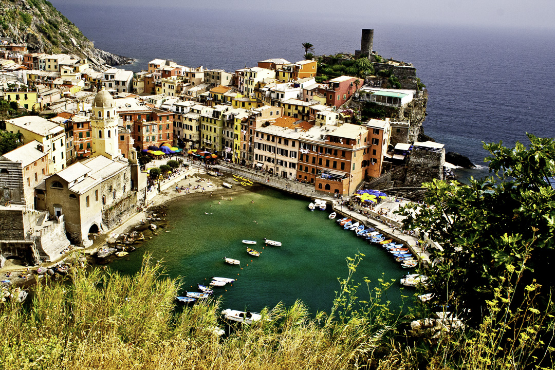 [photo] Vernazza Harbor, Cinque Terre, Liguria, Italy