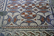[ photo: Tile Floor in Ruins of 4th Century Roman Villa, Chedworth, Cirencester, Gloucestershire, UK, May 2006 (img 113-044) ]